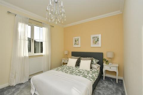 8 Brogdale Place, Ospringe, Faversham, ME13 0AF