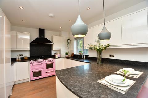 8 Brogdale Place, Ospringe, Faversham, ME13 0AF