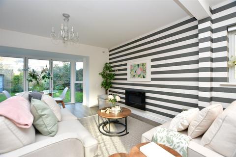 8 Brogdale Place, Ospringe, Faversham, ME13 0AF