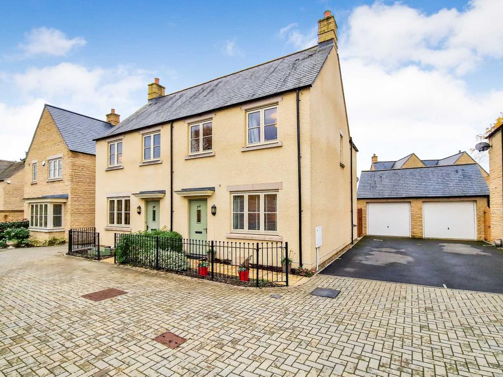 Mallard Crescent, Bourton On The Water 3 bed semidetached house for
