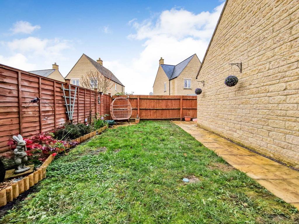 Mallard Crescent, Bourton On The Water 3 bed semidetached house for