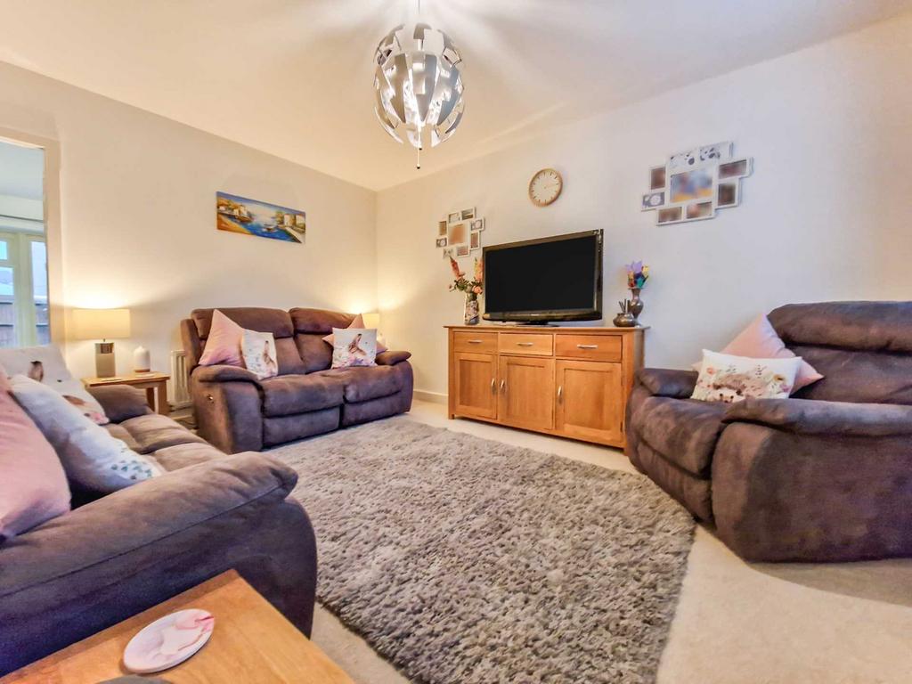 Mallard Crescent, Bourton On The Water 3 bed semidetached house for