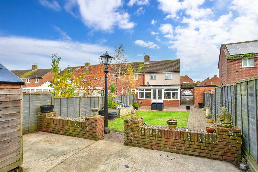 Blendworth Crescent, Havant, Hampshire 2 bed end of terrace house for