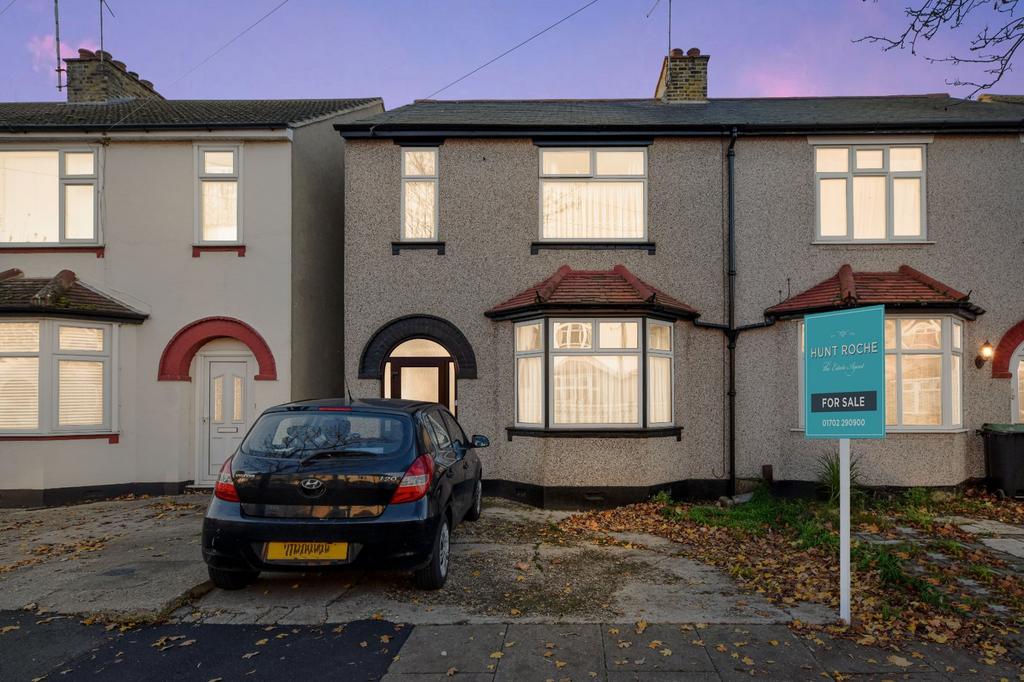 Wakering Avenue, Shoeburyness, Essex, SS3 3 bed semidetached house for