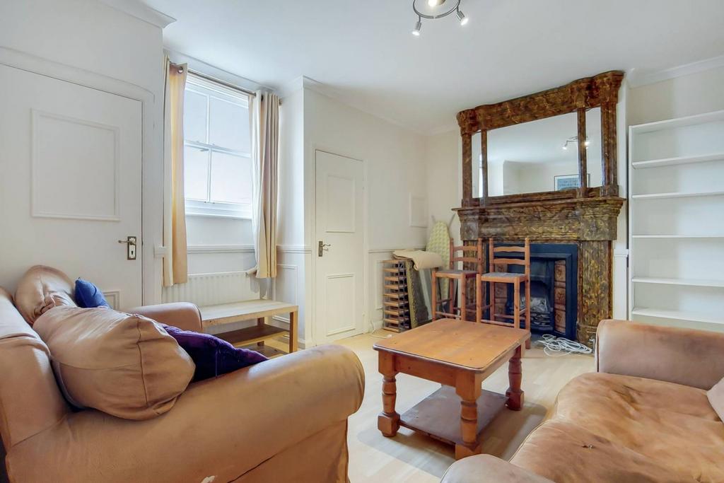 Balham Hill, Balham, London, SW12 3 bed flat £2,650 pcm (£612 pw)