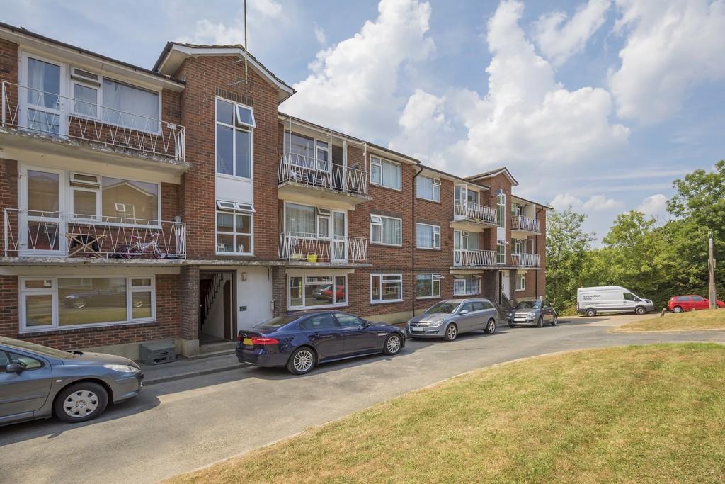 Keymer Court, Burgess Hill 2 bed ground floor flat £1,200 pcm (£277 pw)