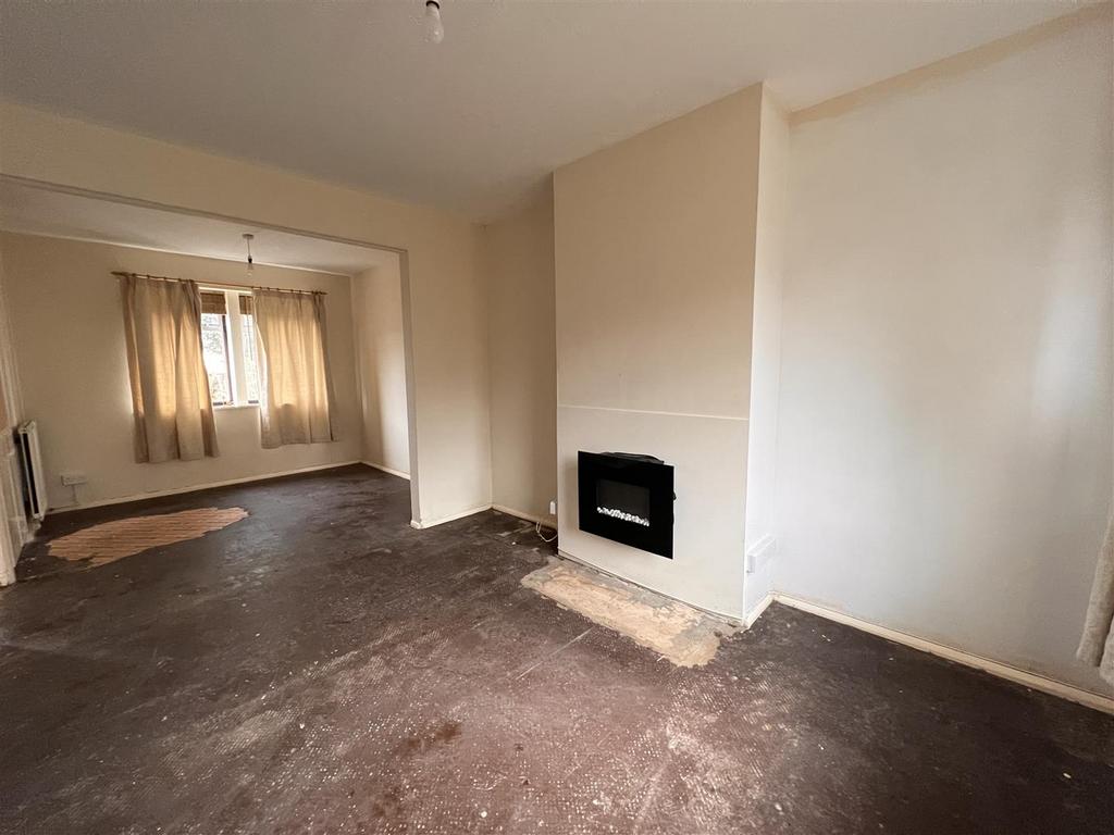 Queens Drive, Swindon SN3 3 bed terraced house for sale £155,000