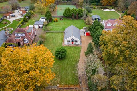 3 bedroom detached bungalow for sale - Orchard Road, Tewin, Welwyn