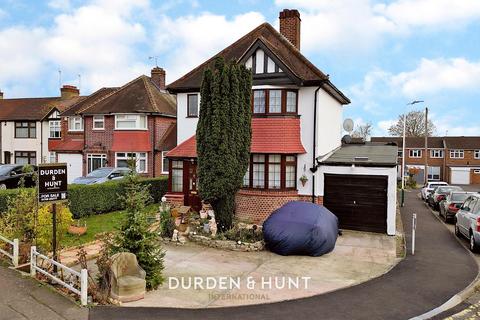 5 bedroom detached house for sale - Lee Gardens Avenue, Hornchurch, RM11