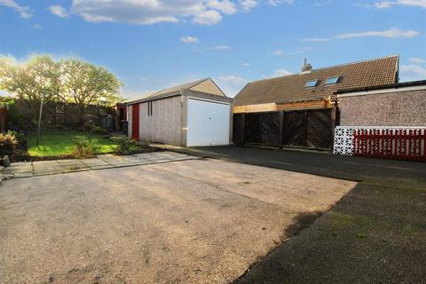 2 bedroom semi-detached bungalow for sale, Cross Green Drive, Dalton, Huddersfield, HD5 9XY