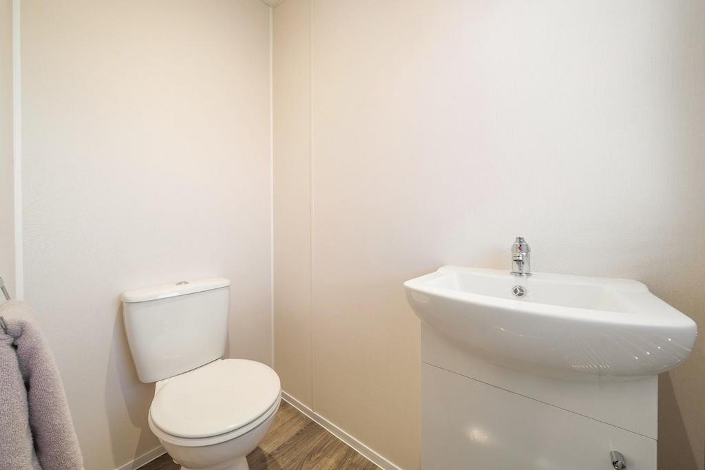 EN-SUITE W.C..jpg