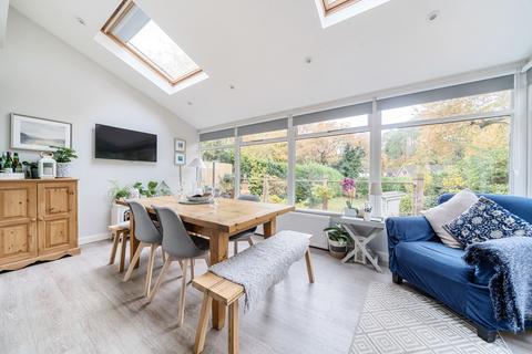 42 Beacon Close, Wrecclesham, Farnham, GU10 4PA