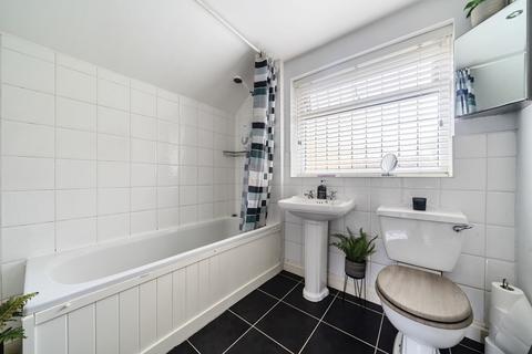42 Beacon Close, Wrecclesham, Farnham, GU10 4PA