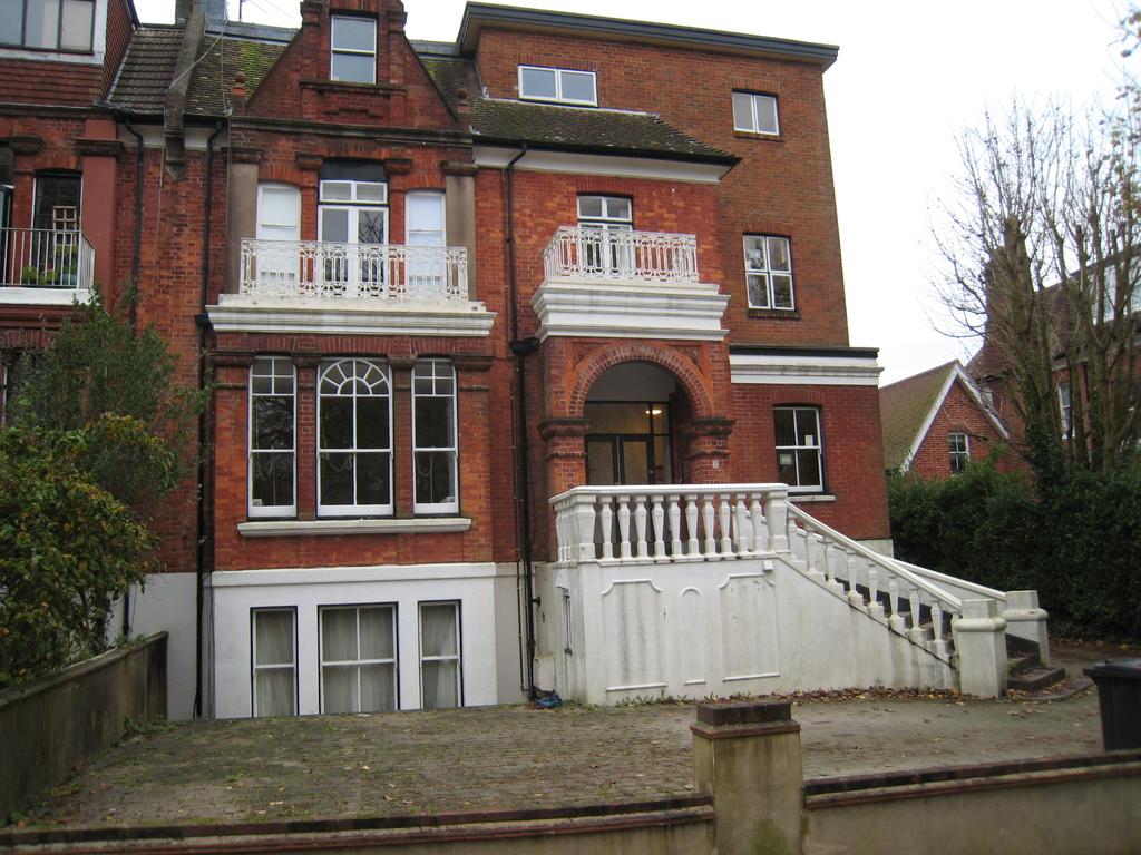Preston Park Avenue, Brighton BN1 2 bed flat to rent £1,800 pcm (£415 pw)