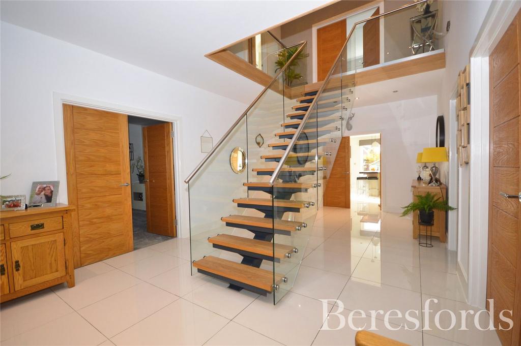 Oaklands Avenue, Romford, RM1 4 bed detached house for sale £1,250,000