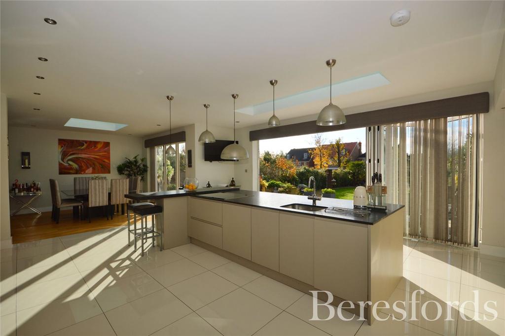 Oaklands Avenue, Romford, RM1 4 bed detached house for sale £1,250,000