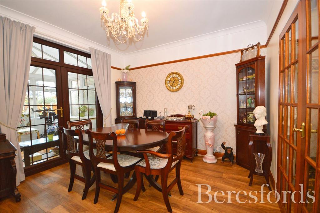 Glenwood Drive, Gidea Park, RM2 3 bed terraced house for sale £525,000