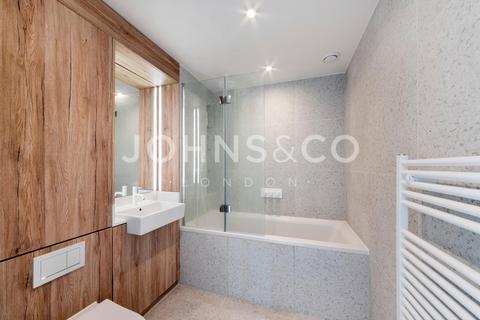 2 bedroom flat to rent, Bouchon Point, The Silk District, E1