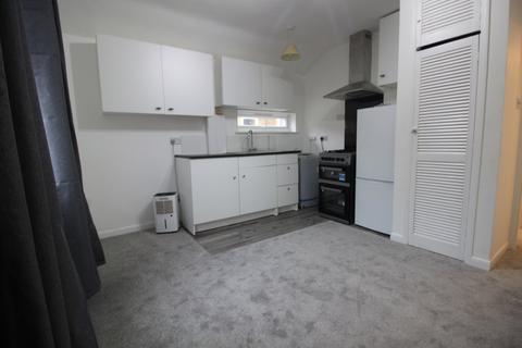 1 bedroom house to rent, Gladstone Road, Watford