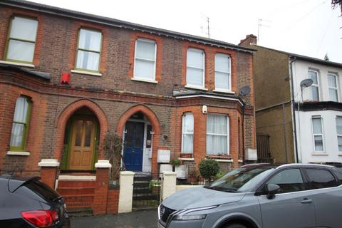 1 bedroom house to rent, Gladstone Road, Watford