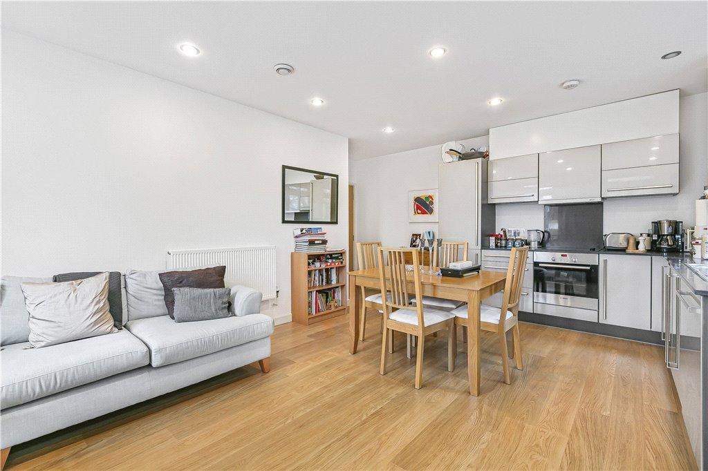 Salton Square, London, E14 2 bed apartment for sale - £425,000