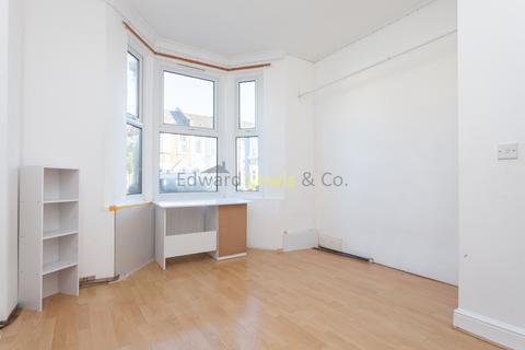 2 bedroom flat to rent, Evelyn Road, London E17