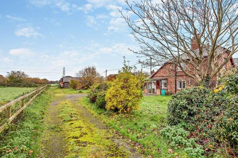 3 bedroom semi-detached house for sale - Ledsham Lane, Ledsham, Ellesmere Port, Cheshire