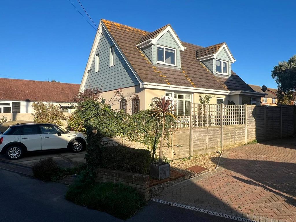 Carrington Lane, Milford on Sea, Lymington, Hampshire, SO41 3 bed