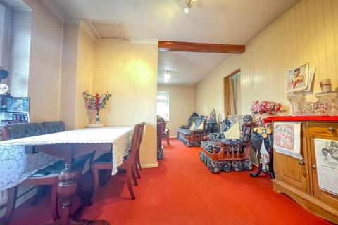 2 bedroom flat to rent - Heath Road, LU7