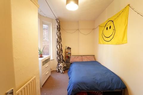 2 bedroom flat to rent, Flat 2, 122 Foxhall Road, Forest Fields, Nottingham, NG7 6LH