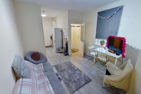 Flat 2, 122 Foxhall Road, Forest Fields, Nottingham, NG7 6LH