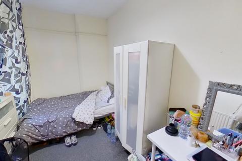 undefined, Flat 2, 122 Foxhall Road, Forest Fields, Nottingham, NG7 6LH