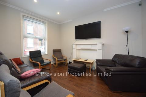 5 bedroom terraced house to rent, Welton Place, Hyde Park LS6