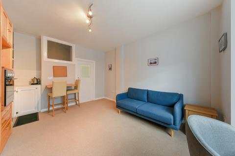 Studio to rent - Russell Court, Woburn Place, London