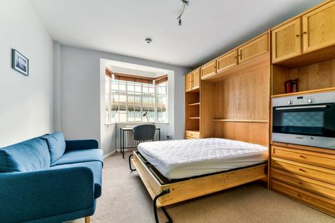 Studio to rent - Russell Court, Woburn Place, London