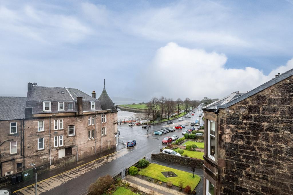 Manor Crescent, Gourock, PA19 2 bed flat £150,000