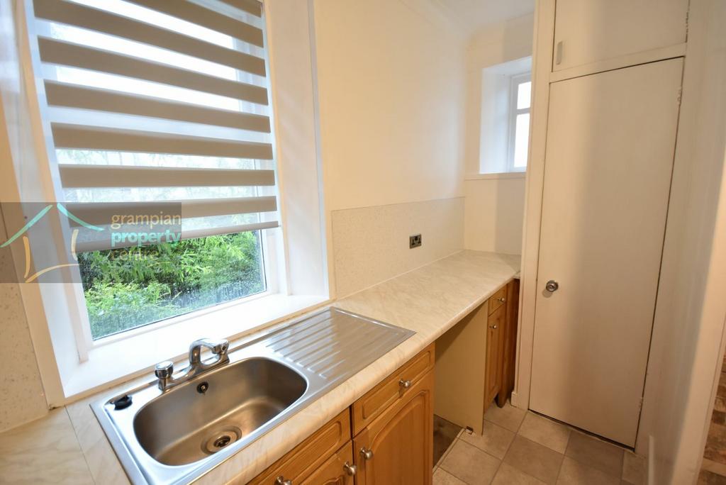 Kitchen 2 .JPG