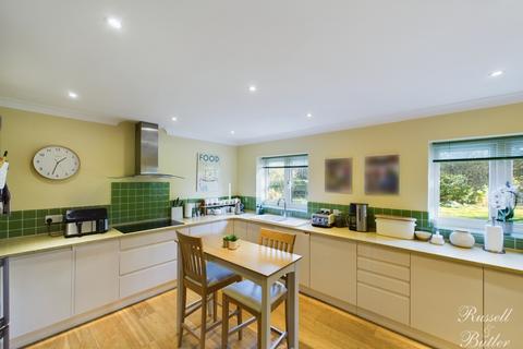 5 bedroom detached house for sale, Shepperds Close, North Marston