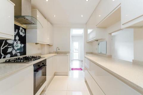 1 bedroom in a house share to rent - Crossway, SW20