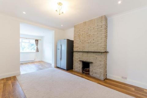 1 bedroom in a house share to rent - Crossway, SW20