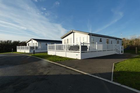 3 bedroom lodge for sale - Church Lane, East Mersea, CO5 8TN