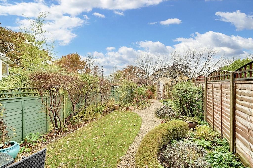 Fleming Drive, London, N21 2 bed terraced house £495,000