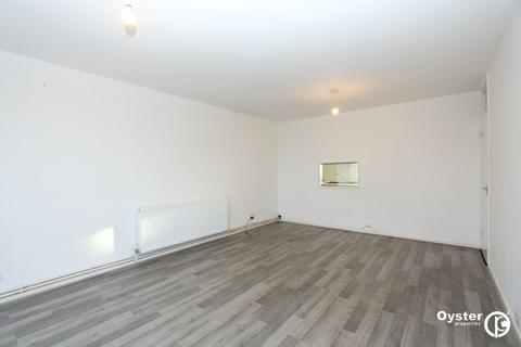 2 bedroom flat to rent, Stratton Close, Edgware, HA8