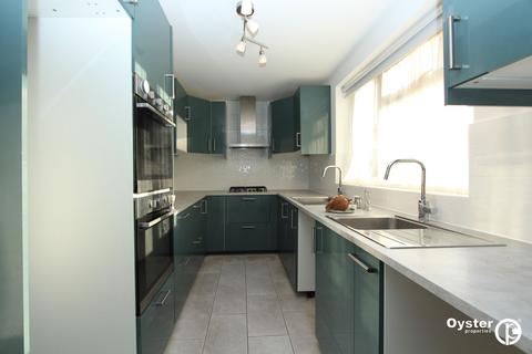 2 bedroom flat to rent, Stratton Close, Edgware, HA8