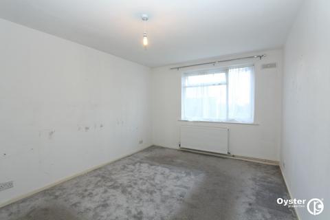 2 bedroom flat to rent, Stratton Close, Edgware, HA8