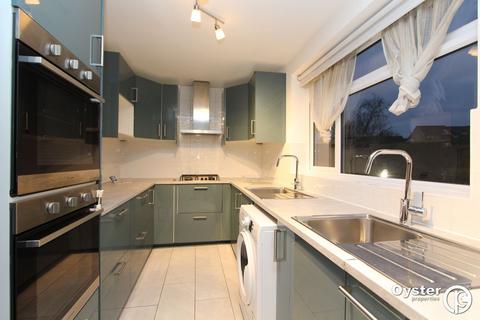 2 bedroom flat to rent, Stratton Close, Edgware, HA8