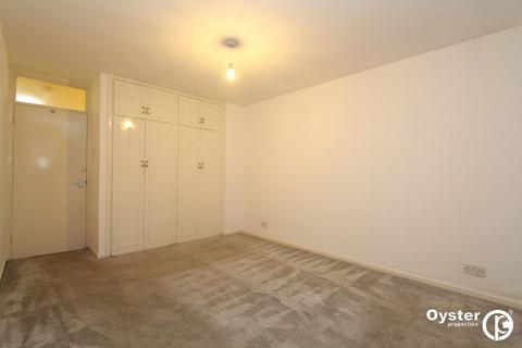 2 bedroom flat to rent, Stratton Close, Edgware, HA8