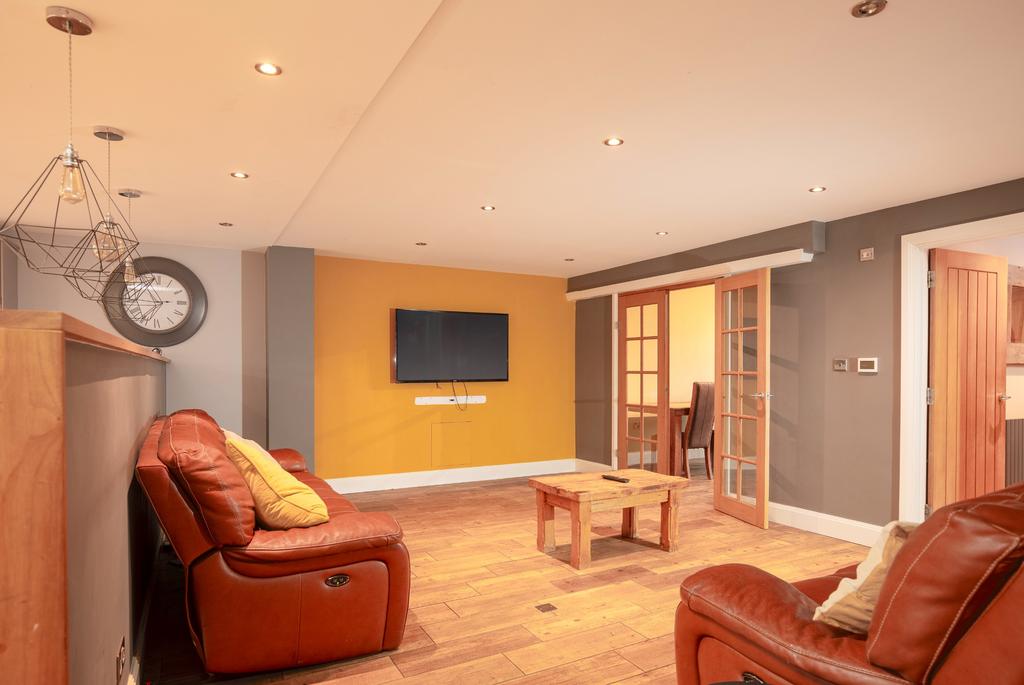 Letchworth Garden City SG6 4 bed detached house to rent £2,500 pcm (£