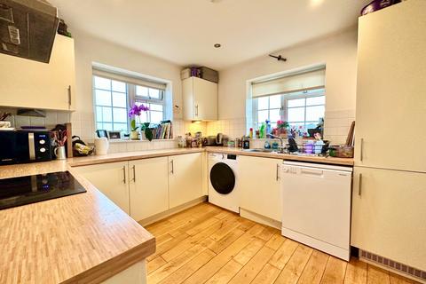 2 bedroom flat for sale - Central Avenue, Telscombe Cliffs BN10