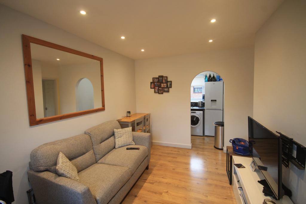 Liphook 1 bed apartment £800 pcm (£185 pw)